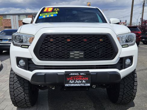 Used 2019 Toyota Tacoma TRD Off-Road w/ Technology Package AWD/4WD image 2
