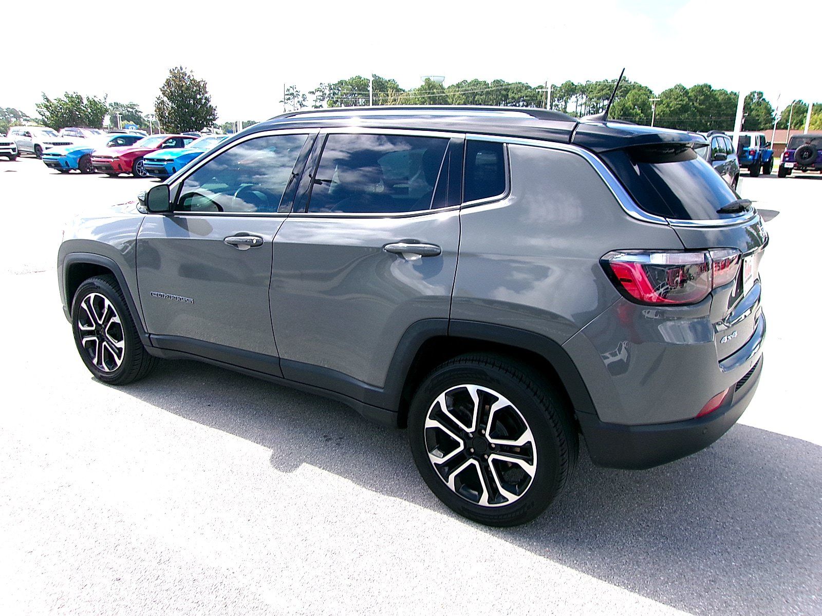 Used 2022 Jeep Compass Limited w/ Sun and Sound Group AWD/4WD image 3
