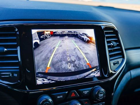 Used 2020 Jeep Grand Cherokee Altitude image 24