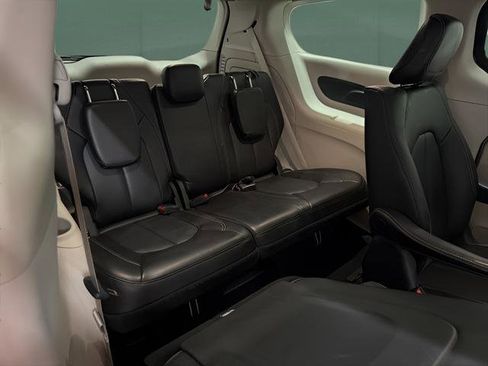 Used 2024 Chrysler Pacifica Select image 16