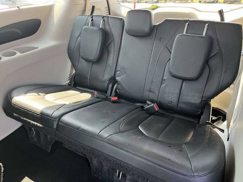 Used 2018 Chrysler Pacifica Touring-L FWD image 16