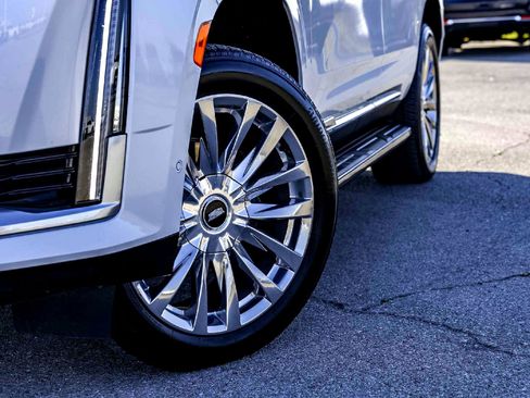 Used 2024 Cadillac Escalade Premium Luxury image 2