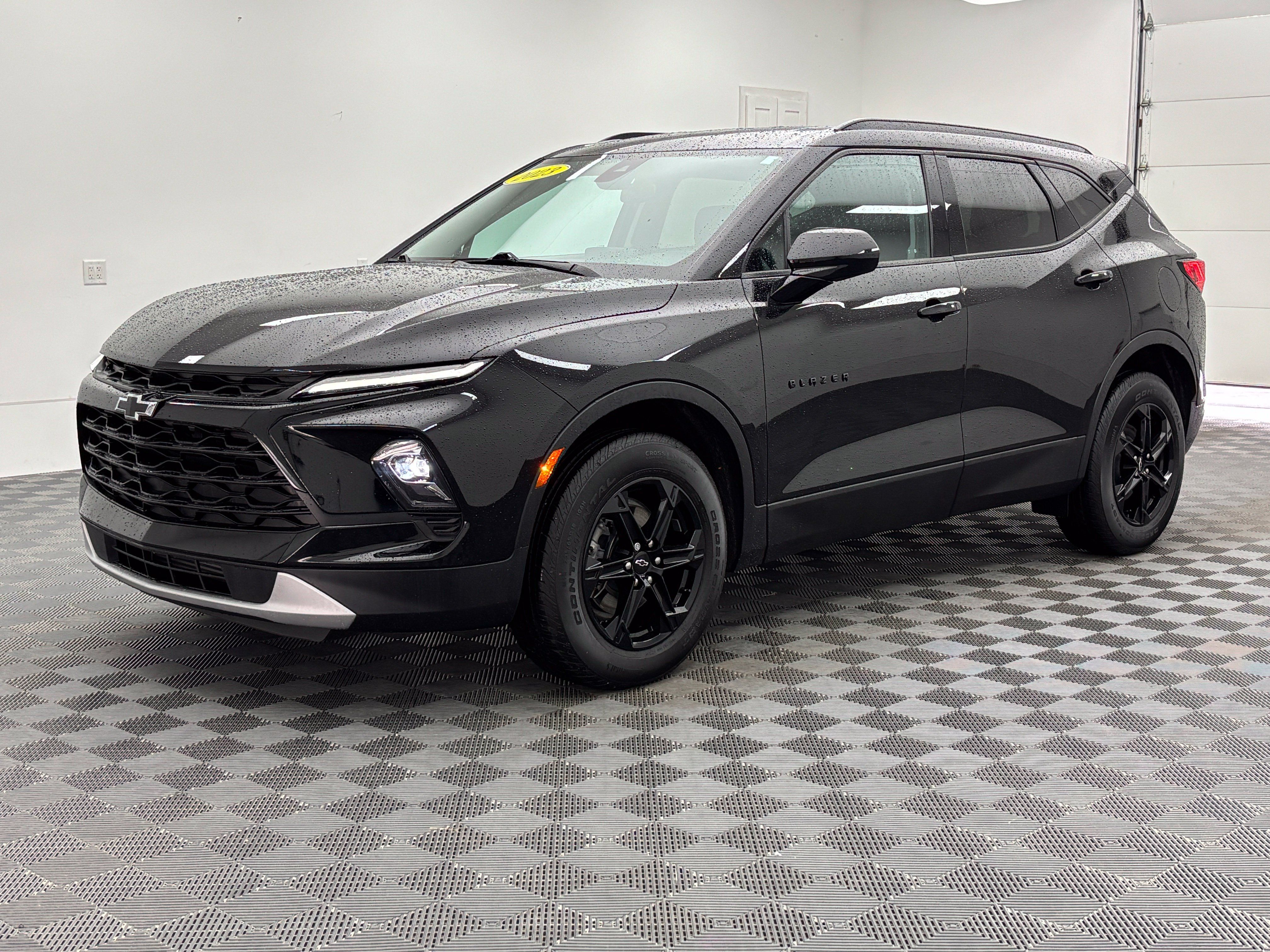 Used 2023 Chevrolet Blazer LT w/ Midnight/Sport Edition FWD image 2