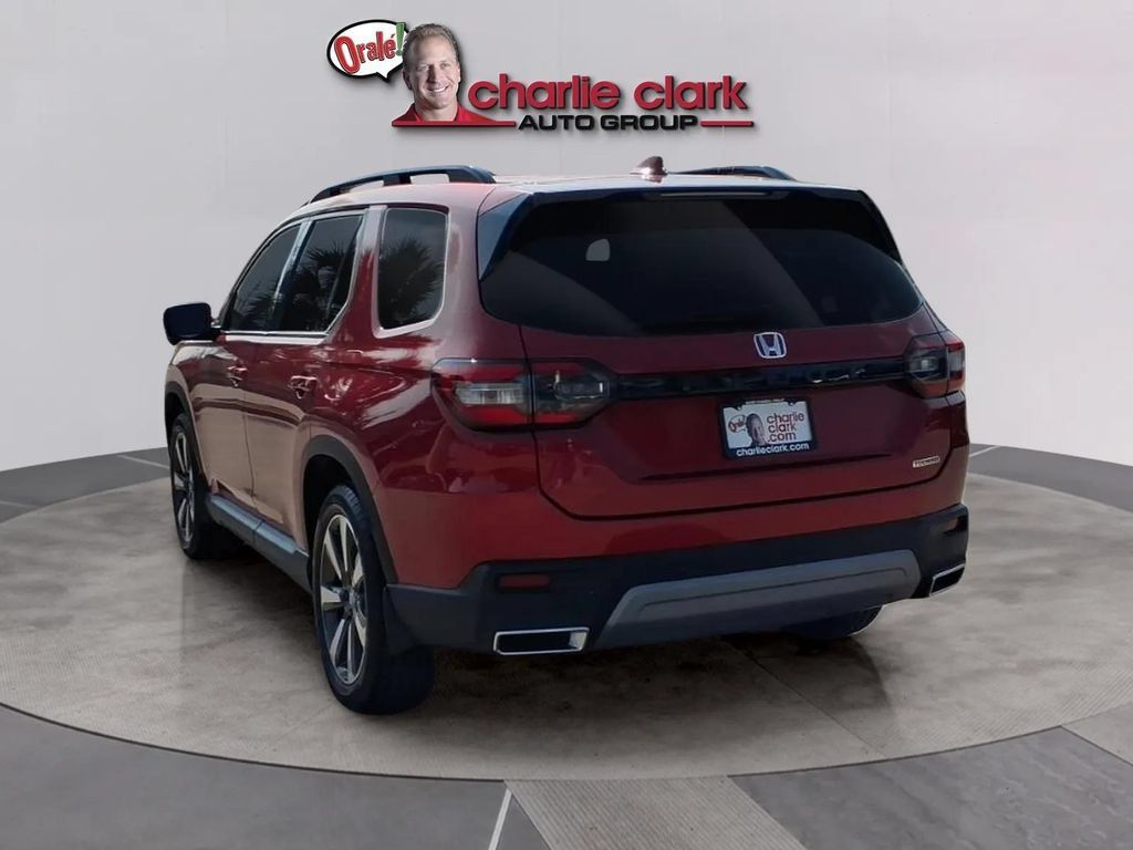 Used 2025 Honda Pilot Touring image 3