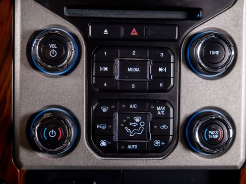 Used 2015 Ford F250 Lariat w/ Lariat Interior Package image 23