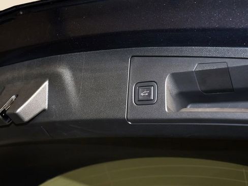 Used 2023 Cadillac XT4 Luxury w/ Cold Weather Package FWD image 28