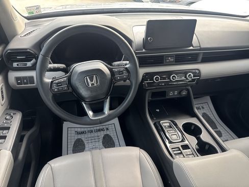 Certified 2025 Honda Pilot Touring image 9