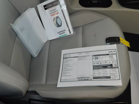 Used 2025 Kia Soul LX FWD image 6