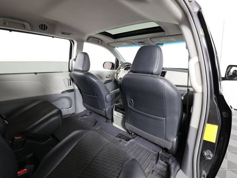 Used 2012 Toyota Sienna SE FWD image 19