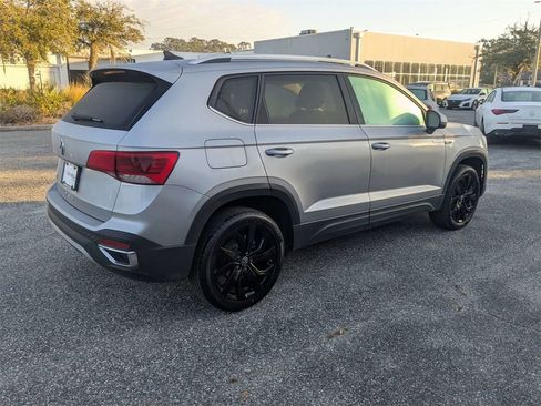 Used 2024 Volkswagen Taos SE image 4