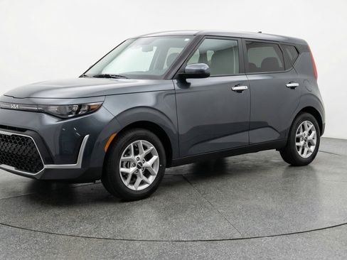 Used 2025 Kia Soul LX w/ LX Technology Package FWD image 3