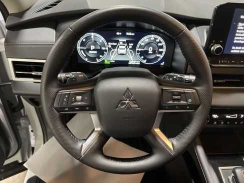 Used 2025 Mitsubishi Outlander SE image 19