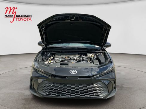 Used 2025 Toyota Camry SE FWD image 32