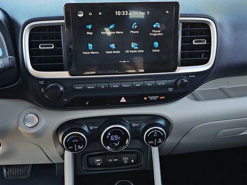 Used 2023 Hyundai Venue Limited image 20