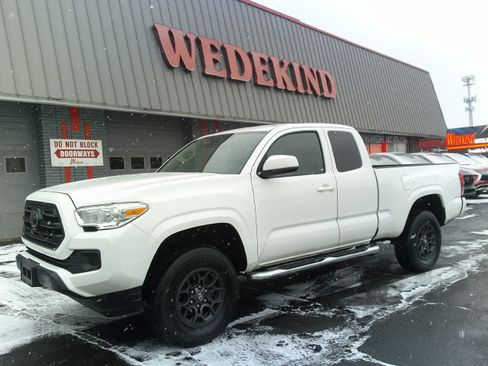 Used 2018 Toyota Tacoma SR image 2