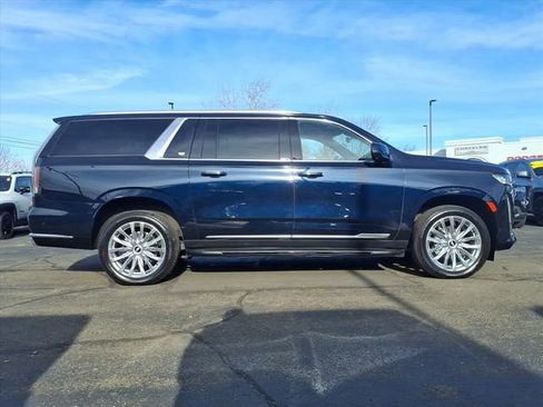Used 2023 Cadillac Escalade ESV Premium Luxury image 2