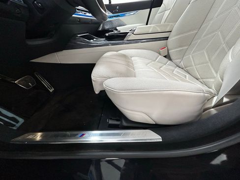 Used 2023 BMW 760i xDrive image 29