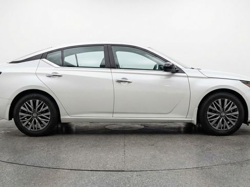 Used 2025 Nissan Altima 2.5 SV image 11