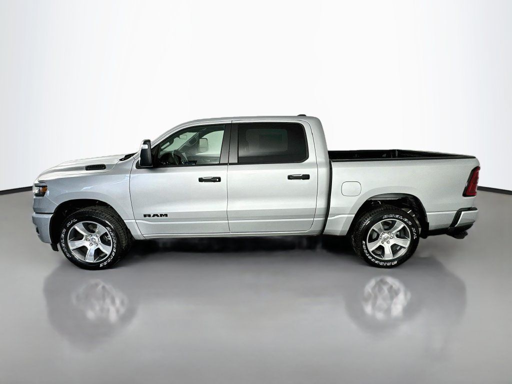 New 2026 RAM 1500 Express AWD/4WD image 4