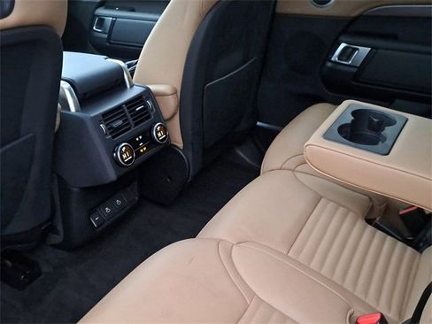 Used 2024 Land Rover Discovery Metropolitan Edition image 15