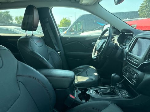 Used 2021 Jeep Cherokee Trailhawk AWD/4WD image 3