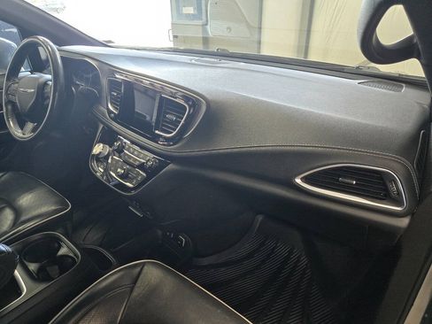 Used 2020 Chrysler Pacifica Limited w/ Advanced Safetytec Group FWD image 14