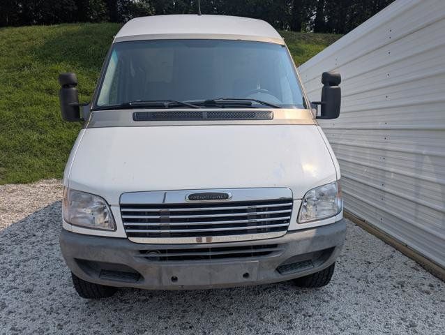 Used 2005 Freightliner Sprinter 2500 RWD image 3