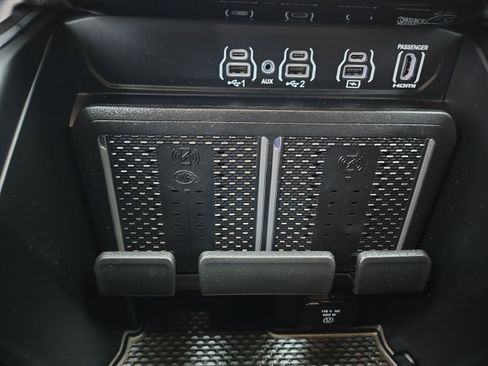 Used 2025 RAM 1500 Laramie AWD/4WD image 32