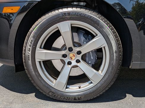 Certified 2025 Porsche Macan AWD/4WD image 36