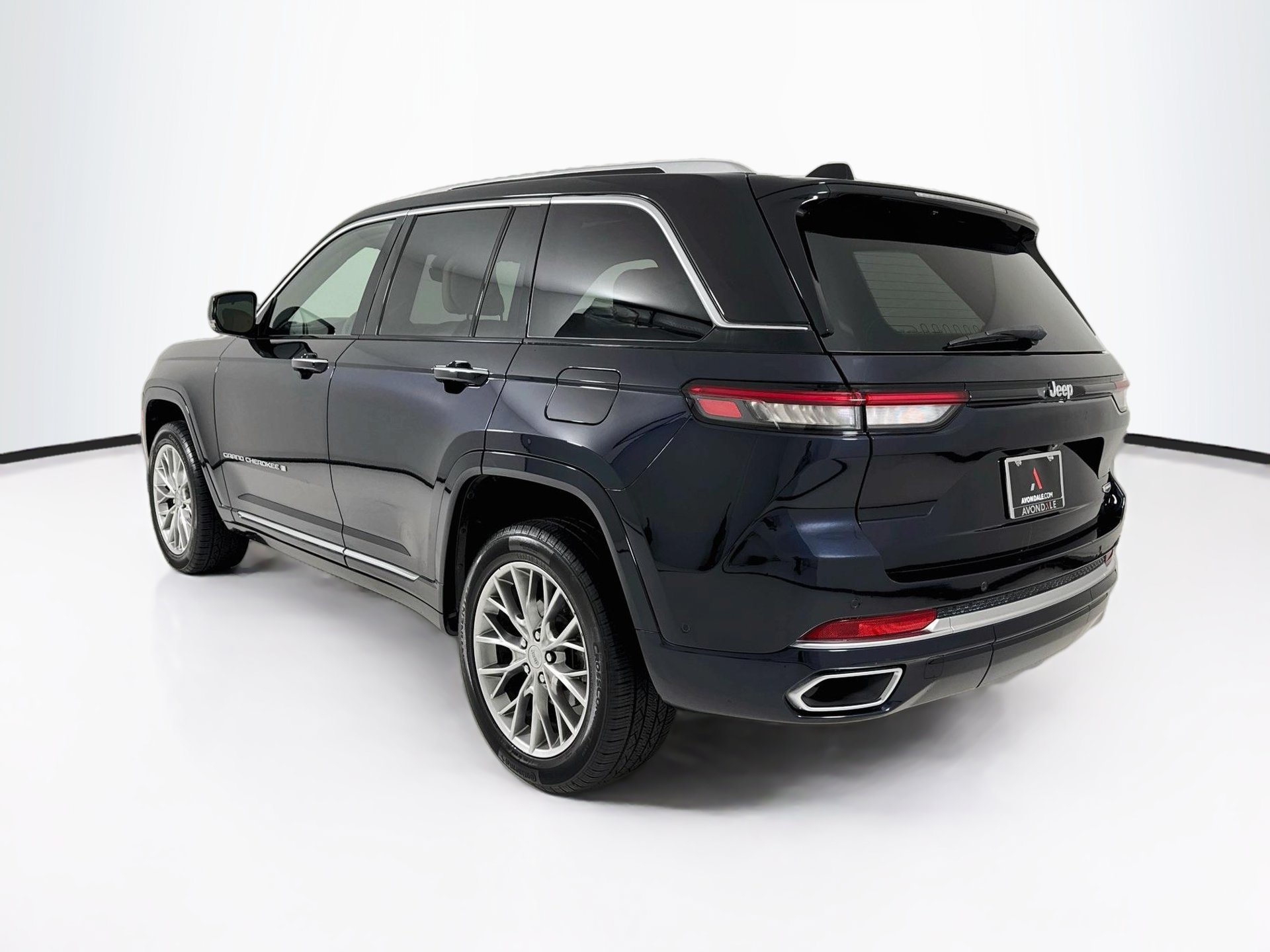 Used 2023 Jeep Grand Cherokee Summit w/ Luxury Tech Group V RWD image 6