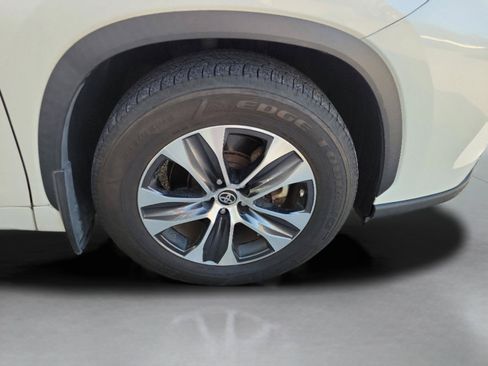 Used 2021 Toyota Highlander XLE AWD/4WD image 13