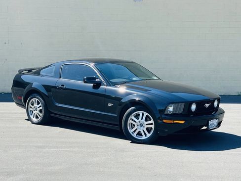 Used 2005 Ford Mustang GT Premium RWD image 2