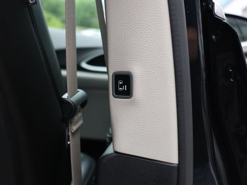 Used 2024 Chrysler Pacifica Touring-L FWD image 35