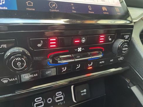 Used 2023 Jeep Grand Cherokee Limited image 6