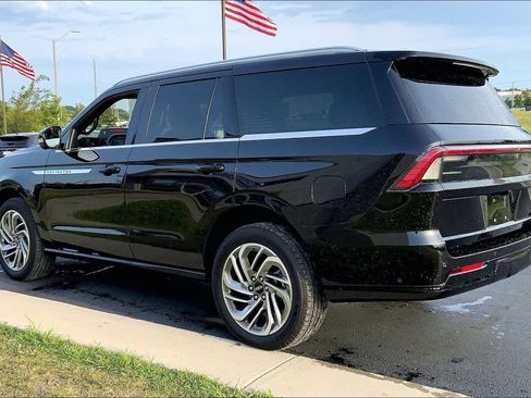 Used 2025 Lincoln Navigator Reserve AWD/4WD image 2