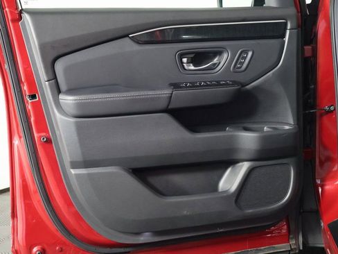 Used 2025 Honda Pilot Elite image 13