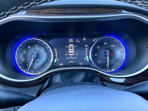 Used 2023 Chrysler Pacifica Limited w/ Uconnect Theater Family Group image 23