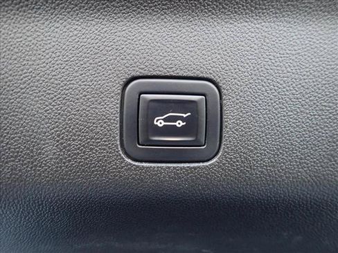Used 2023 GMC Yukon Denali Ultimate AWD/4WD image 9