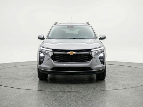 Used 2025 Chevrolet Trax LT FWD image 2