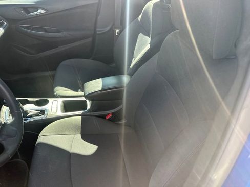 Used 2017 Chevrolet Cruze LT FWD image 2