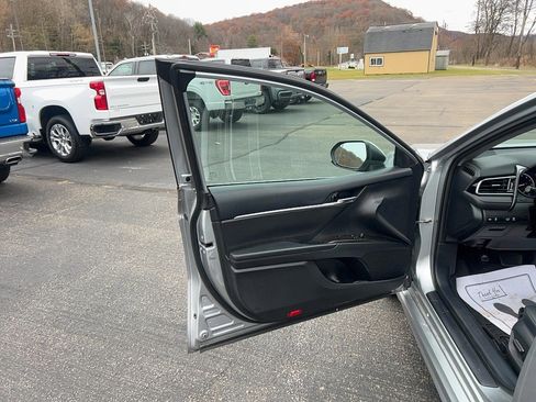 Used 2021 Toyota Camry SE image 13