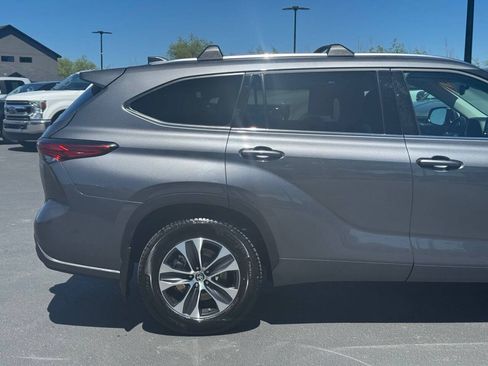 Used 2021 Toyota Highlander XLE AWD/4WD image 5