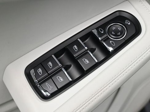 Used 2023 Porsche Macan Turbo AWD/4WD image 19
