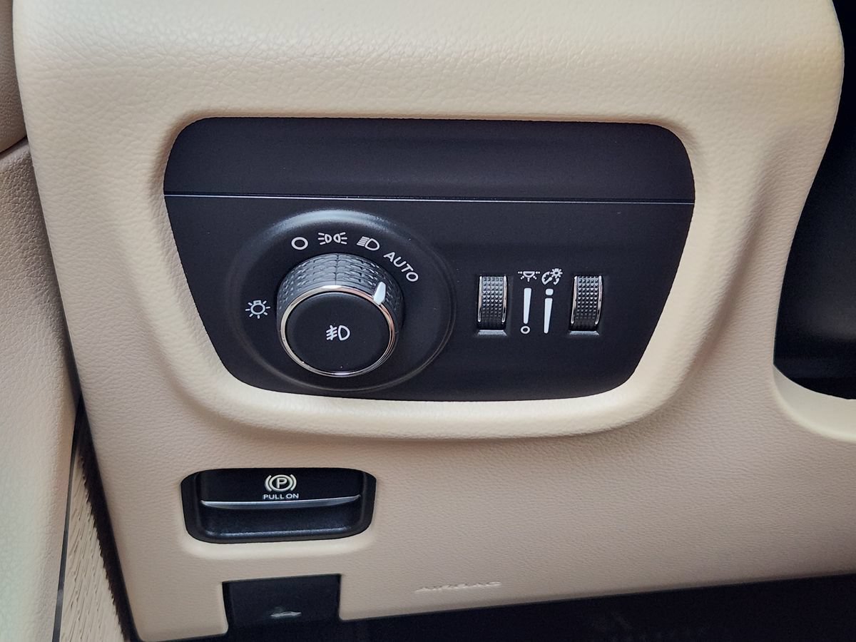 Used 2023 Jeep Grand Cherokee L Limited w/ Luxury Tech Group II RWD image 44