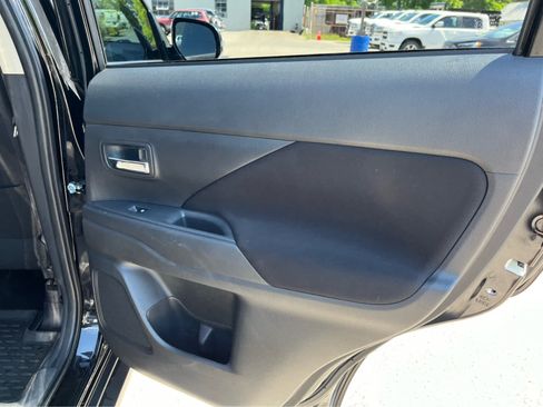 Used 2017 Mitsubishi Outlander SE AWD/4WD image 33