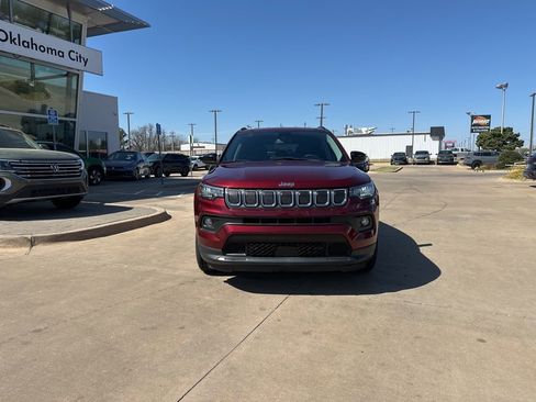 Used 2022 Jeep Compass Latitude FWD image 2