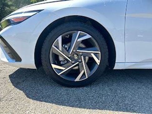 Certified 2025 Hyundai Elantra SEL FWD image 8