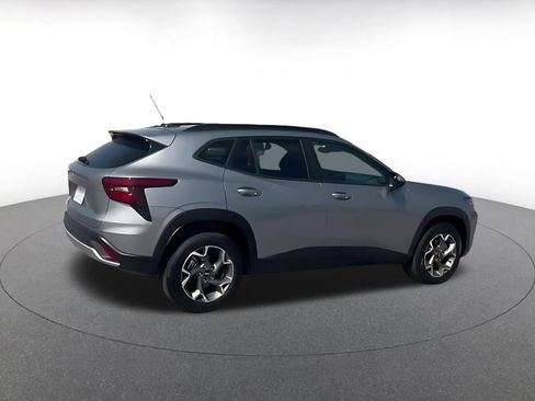 Used 2025 Chevrolet Trax LT FWD image 11
