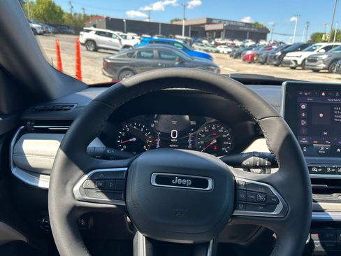 Used 2025 Jeep Compass Limited AWD/4WD image 28
