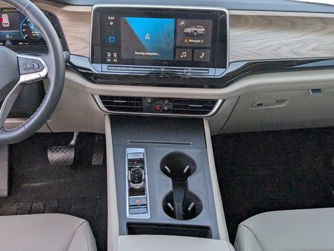 Used 2025 Volkswagen Atlas SE image 23